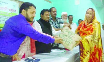 BANARIPARA( Barisal) : Adv. Talukder Md. Younus MP distributing seed and fertilizer free of cost among the marginal farmers yesterday.