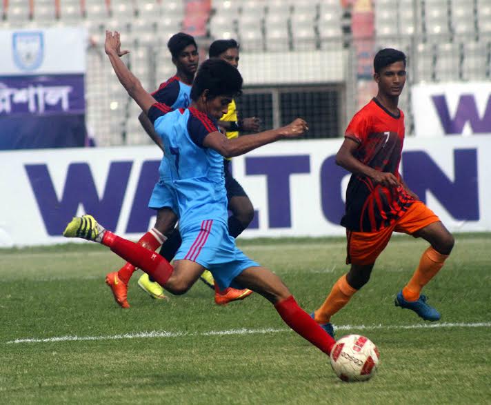 An action from the match of the Walton Under-18 National Football Championship between Chittagong District Under-18 Football team and Barisal District Under-18 Football team at the Bangabandhu National Stadium on Friday.