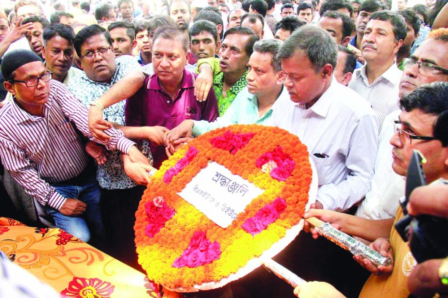 Journalists' leaders paid last respect to the Special Correspondent of Bangla Tribune Omar Farruque by placing floral wreaths on his coffin at Dhaka Reporters Unity on Sunday.