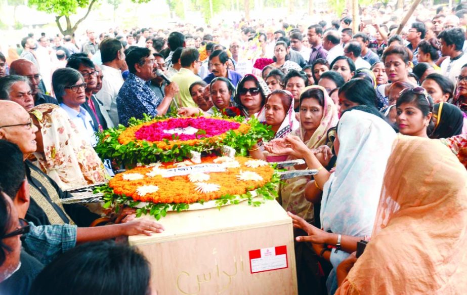 People from all walks of life paid last respect to freedom fighter and cultural personality Kazi Arif by placing floral wreaths on his coffin at the Central Shaheed Minar in the city on Tuesday.