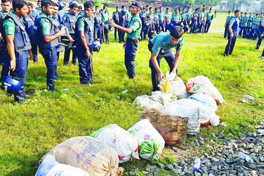 Police recovered huge Phensidyl from Barisal Colony at Chittagong Railway Station early Wednesday.