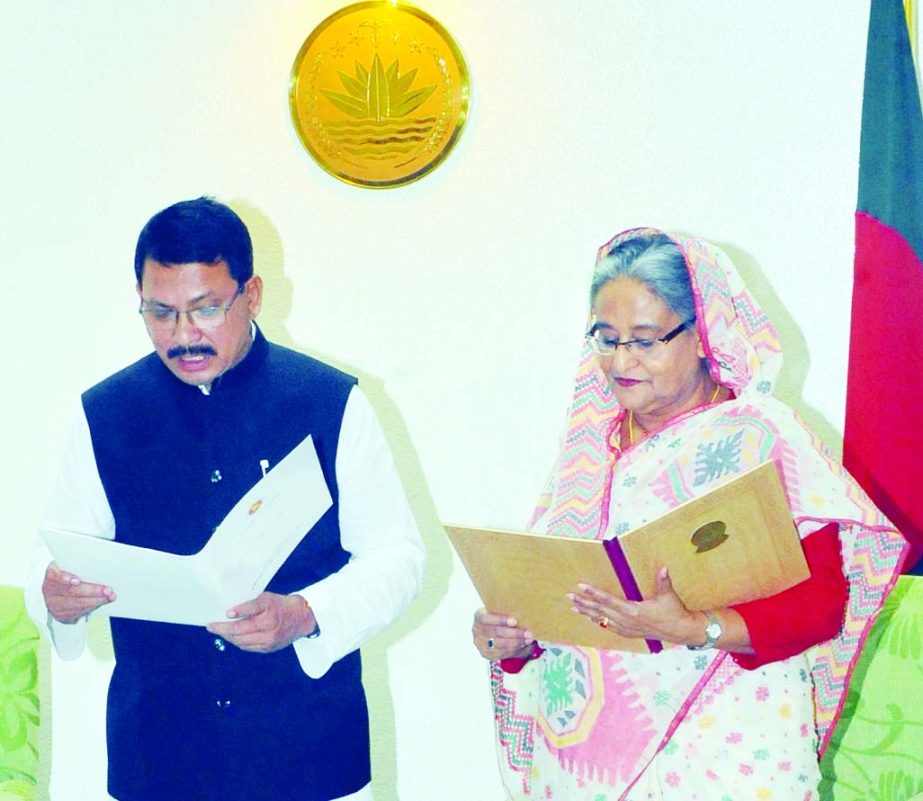 Prime Minister Sheikh Hasina administering the oath of office to the newly elected Chairman of Jessore District Council Saifuzzaman Pikul at her office in the city on Thursday.