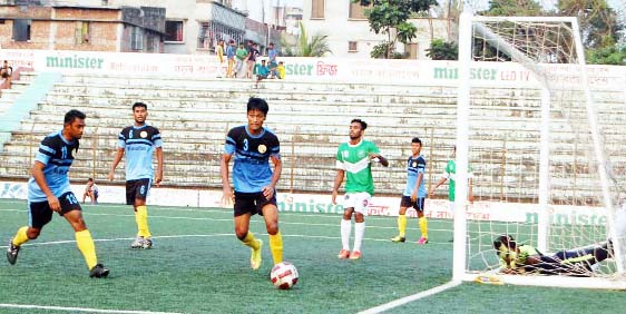 A moment of the match of the Saif Power Tec Dhaka Metropolis Senior Division Football League between Bangladesh Boys Club and Swadhinata Krira Sangha at the Bir Shreshtha Shaheed Sepoy Mohammad Mostafa Kamal Stadium in Kamalapur on Wednesday. The match en