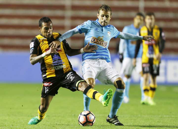 Walter Veizaga (left) of Bolivia's The Strongest fights for the ball with Horacio Calcaterra of Peru's Sporting Cristal during a Copa Libertadores soccer match in La Paz, Bolivia on Thursday.