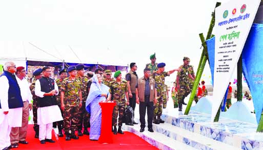 Prime Minister Sheikh Hasina inaugurating the Marine Driveway from Cox's Bazar to Teknaf by unveiling the plaque at Inani Point on Saturday. Photo PMO