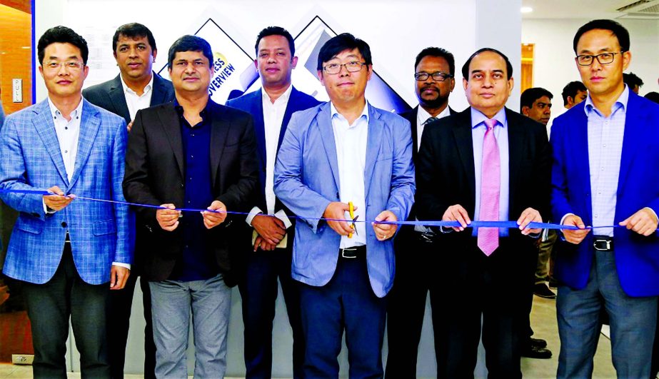 Seungwon Youn, Managing Director of Samsung Electronics Bangladesh, inaugurating its first Executive Briefing Center at Banani in the capital on Sunday. Young Woo Lee, Director, Choon Soo Moon, CEO of the company, Ruhul Alam Al Mahbub, Chairman, Fair Grou