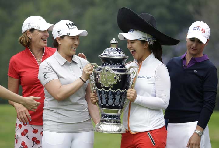 Tournament winner Sei Young Kim, of South Korea (center right) laughs with hall of famers South Korea's Se Ri Pak, center left, Juli Inkster, of the US (left) and Mexico's Lorena Ochoa during the awards ceremony for the Lorena Ochoa Invitational at Mexi