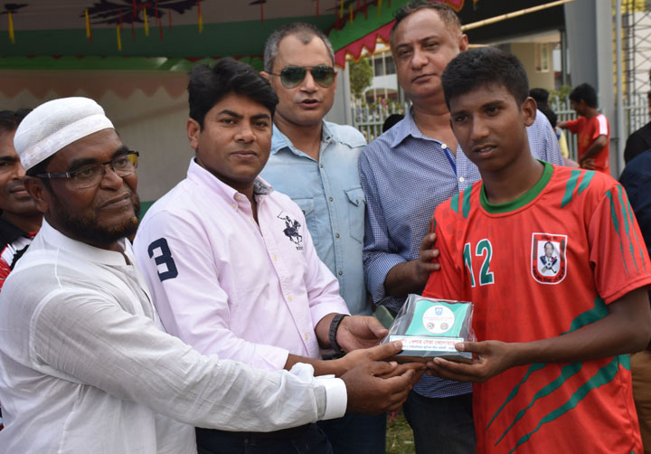 Pioneer Football League -2017 match was held between Lalbagh Tarun Shangho and Alhaj Nurul Islam Football Academy at the Outer Stadium playground, Palton on Monday. Milon of Lalbagh Tarun Shangho receiving man of the match trophy from chief guest Hasibur