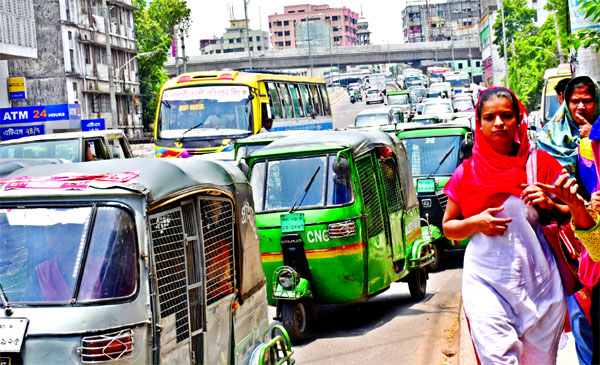 Vehicles being kept waiting on the Moghbazar flyover as digging works continuing near the approach road causing untold sufferings to commuters. This photo was taken on Monday.