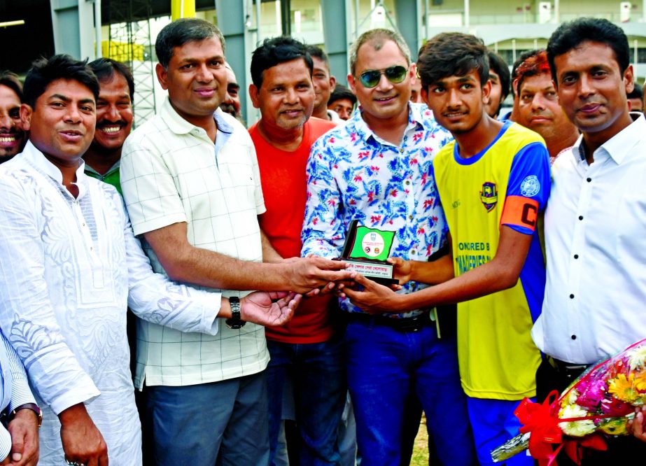 Sabuj of Asaduzzaman Football Academy receiving the Man of the Match award of the Dhaka North City Corporation and Dhaka South City Corporation Pioneer Football League from Saifuzzaman Shekhor, APS to Prime Minister Sheikh Hasina at the Paltan Maidan on T