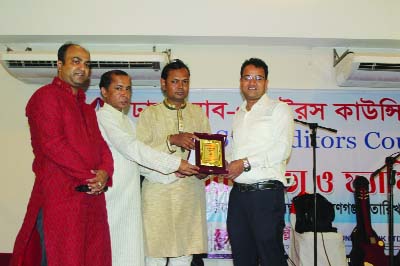 SONARGAON (Narayanganj): Office-bearers of Dhaka Sub-editors Council (DSEC) presenting crest to Md Shahenur Islam, UNO, Sonargaon Upazila in Narayanganj at the AGM and family day of the organisation on Thursday.