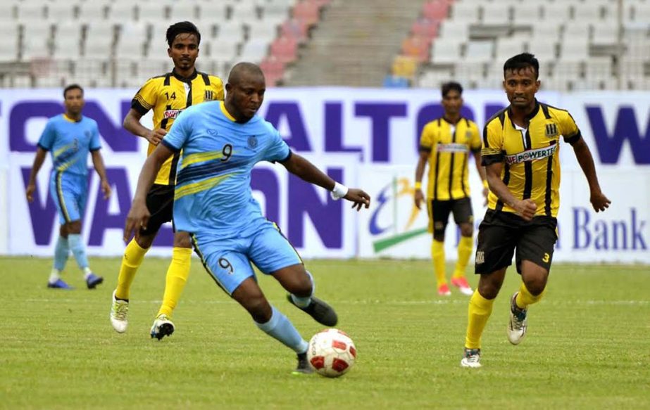 A moment of the match of the Walton Federation Cup Football between Dhaka Abahani Limited and Saif Sporting Club Limited at the Bangabandhu National Stadium on Saturday.