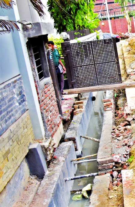 DNCC contractors dug Road 1 of Dutabas area in the city's Baridhara for repairing and kept it unusable for nearby dwellers for the last four weeks. This photo, taken on Saturday, shows no initiative to finish the work quickly.