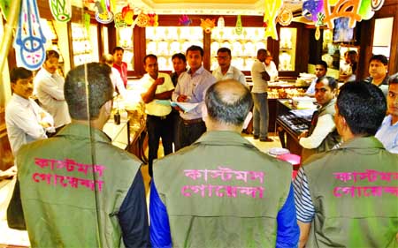 Customs and Intelligence officials raided five sale centers of Apan Jewellers in city. The photo was taken from Mouchak Market on Sunday.