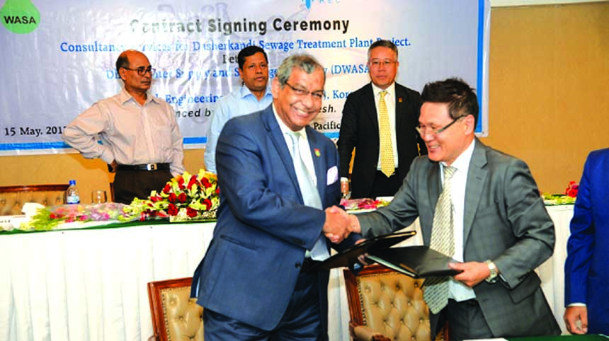 Engineer Taqsem A Khan, Managing Director of Dhaka WASA and Young Park, President of H.E.C, ink a deal for consultancy services of Dasherkandi Sewage Treatment Plant at Pan Pacific Sonargaon Hotel in the capital on Monday. Local Government division Secret
