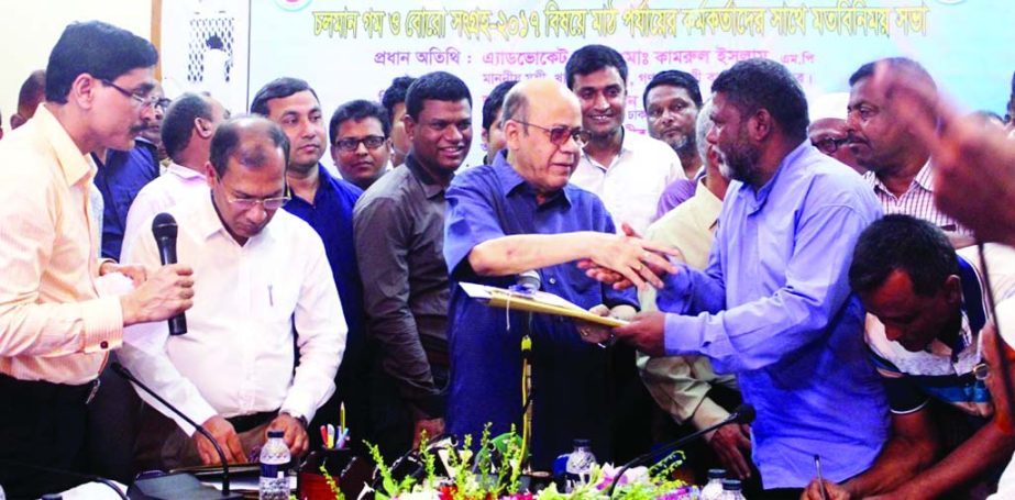RANGPUR: Food Minister Adv Md Quamrul Islam receiving an agreement from a rice miller on supply of Boro paddy to the Department of Food at a meeting as Chief Guest on Tuesday.