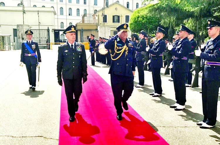 Chief of Air Staff Air Chief Marshal Abu Esrar was given a guard of honour at Italian Air Headquarters on Tuesday. Photo : ISPR