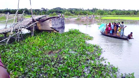 KHULNA: Kathipara- Khesra connecting point of Paikgachha and Tala upazilas collapsed six months ago and submerged into river causing immense sufferings to the people. Authorities concern yet to repair it. This snap was taken yesterday.