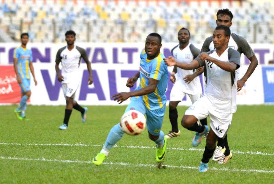 A moment of the match of the Walton Federation Cup Football between Chittagong Abahani Limited and Arambagh Krira Sangha at the Bangabandhu National Stadium on Thursday.