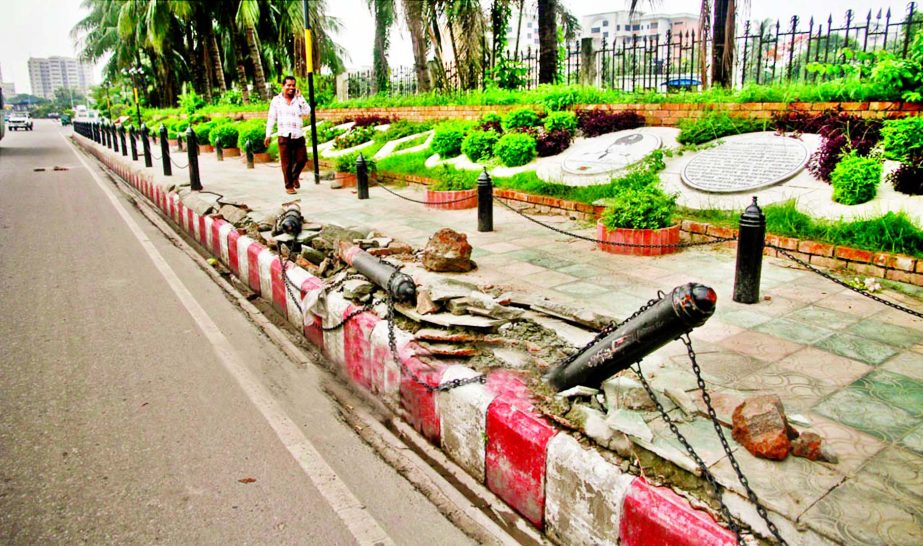 When beautification work on both sides of Airport Road from Banani Railway overpass to Airport is going on in full swing, some pillars erected there recently collapsed due to use of substandard materials. But the authorities concerned are indifferent to l
