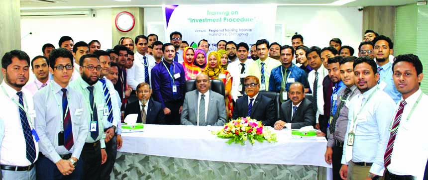 Syed Waseque Md Ali, Managing Director of First Security Islami Bank Ltd. poses with the participants of five day-long Training on "Investment Procedure" at its Regional Training Institute in Chittagong recently. Md Ataur Rahman, Principal of the traini