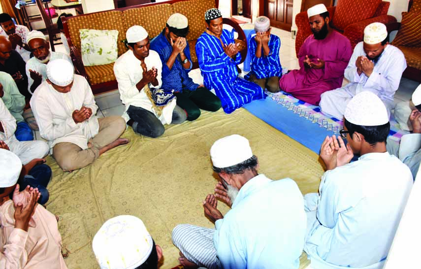 Participants offering Munajat at a Doa Mahfil for the salvation of the departed soul of Sheikh Rejaul Karim, father of Senior Reporter of The New Nation Sheikh Arif Bulbon at the deceased's residence in the city's Rampura on Friday.