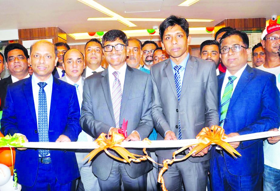 Mohammed Nasir Uddin Chowdhury, Managing Director, Capital Market Operations of Lanka Bangla Investment Limited, inaugurating its flagship project `LankaBangla Nishchinto' a monthly investment scheme for the retail investors over a ceremony at Samsung H
