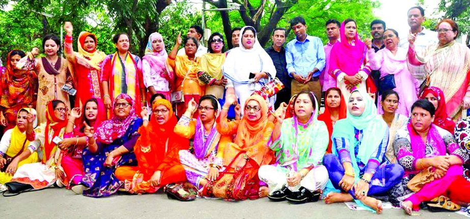 Leaders and activists of Jatiyatabadi Mohila Dal, an associate body of BNP, staged demonstration on Saturday protesting police search at party Chairperson Begum Khaleda Zia's office. This photo was taken from in front of the BNP Chief's Gulshan office i