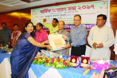 KUSHTIA: Afroza Akhtar Dew , BFUJ member and Editor, The Daily Authentic receiving gift from Prime Minister's Media Adviser Iqbal Sobhan Chowdhury at the AGM of Bangladesh Federal Union of Journalists (BFUJ) held at a local hotel in Kushtia on Saturd