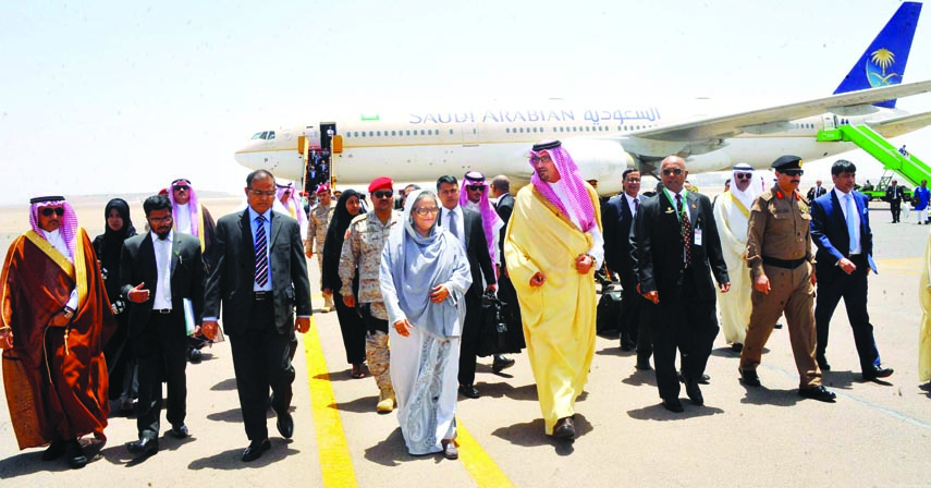 Deputy Prince of Saudi Arabia Soud Bin Khaled Al Faisal welcomed Prime Minister Sheikh Hasina upon her arrival at Prince Mohammad Bin Abdul Aziz Airport, Medina in Saudi Arabia on Monday. Photo: Internet