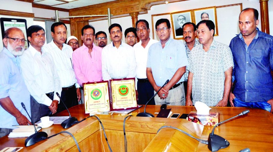 Leaders of Bangladesh Sangbadpatra Karmachari Federation and Sangbadpatra Sramik Federation submitted a memorandum to the Rajuk Chairman to solve their housing problems. The leaders also handed over a crest with monogram of the two federations on the occ