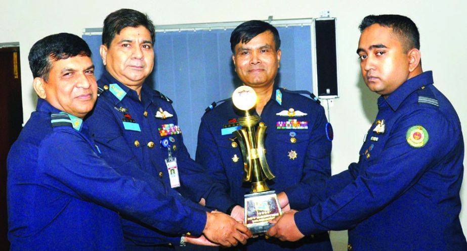 Assistant Chief of Air Staff (Operations and Training) Air Vice Marshal M Naim Hassan giving away the 'Chief of Air Staff's Trophy' to Squadron Leader SM Shakhawat Anwar of BAF for his best performance in '104 Junior Command and Staff Course' at C