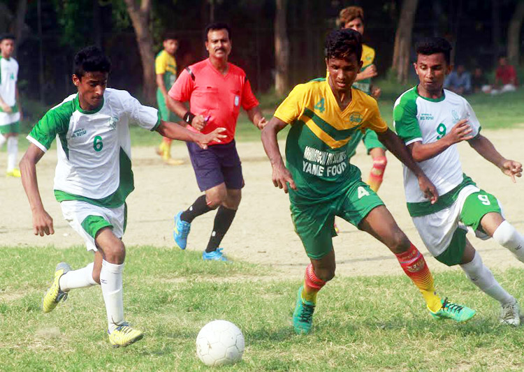 A scene from the match of the Dhaka North City Corporation and Dhaka South City Corporation Pioneer Football League between Wazed Miah Krira Chakra and Elias Ahmed Chowdhury Smrity Sangsad at the Paltan Maidan on Tuesday. Wazed Miah Krira Chakra won the m