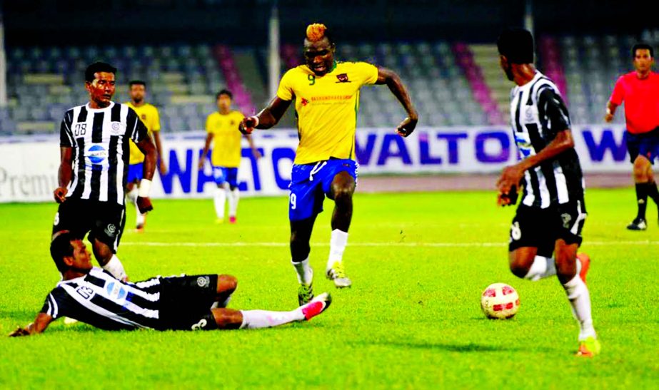 A scene from the first quarter-final match of the Walton Federation Cup Football between Sheikh Jamal Dhanmondi Club Limited and Dhaka Mohammedan Sporting Club Limited at the Bangabandhu National Stadium on Wednesday.