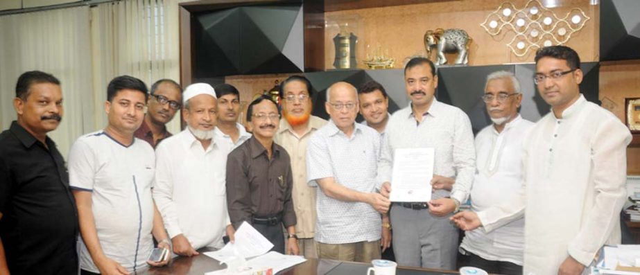 Leaders of Chittagong Press Ownersâ€™ Association handing over memorandum to CCC Mayor AJM Nasir Uddin to realize their demands yesterday.