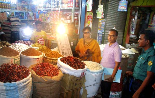 A mobile team led by Sanjida Sharmin monitoring price of essential commodities at Dewanhat in the city yesterday.