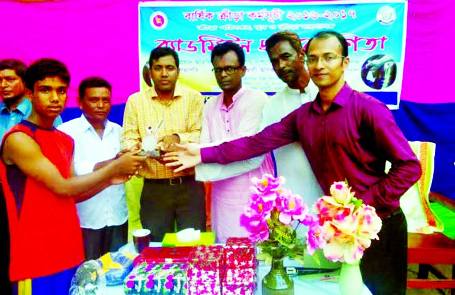Assistant Commissioner (Land) of Karimganj and Executive Magistrate Satyajit Roy Das distributes the prizes to the winners of the Badminton Competition of Hatrapara High School of Karimganj on Thursday. Kishoreganj District Sports Office arranged the day-