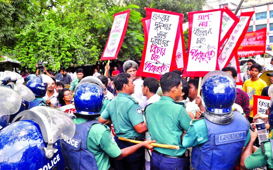 Police barred the leaders and activists of Gono Songhati Andolon near the Jatiya Press Club on Thursday while they were marching towards the Land Ministry demanding leasing out of water bodies for two years.