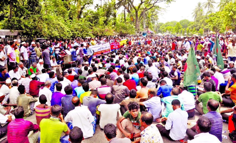 Hawkers Samannoy Parishad on Thursday staged demonstration demanding to formulate policy for hawkers and allow them to continue trade for whole day during the month of Ramzan. This photo was taken from in front of the Jatiya Press Club.