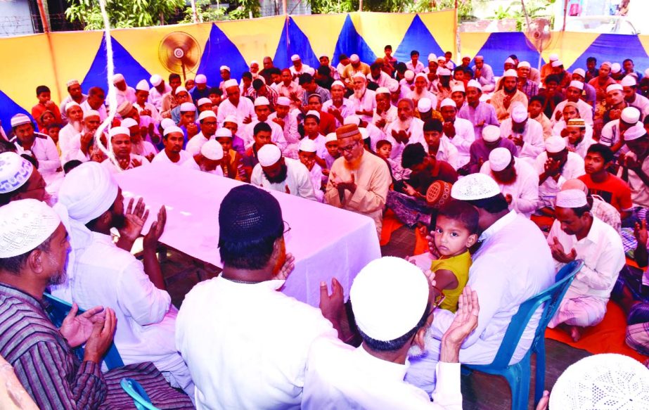 Participants offering munajat at the Qulkhwani of Sadia Fatema Rizvi, wife of journalist late Syed Iqbal Rizvi at the deceased's residence at Bhuighar in Narayanganj on Friday.