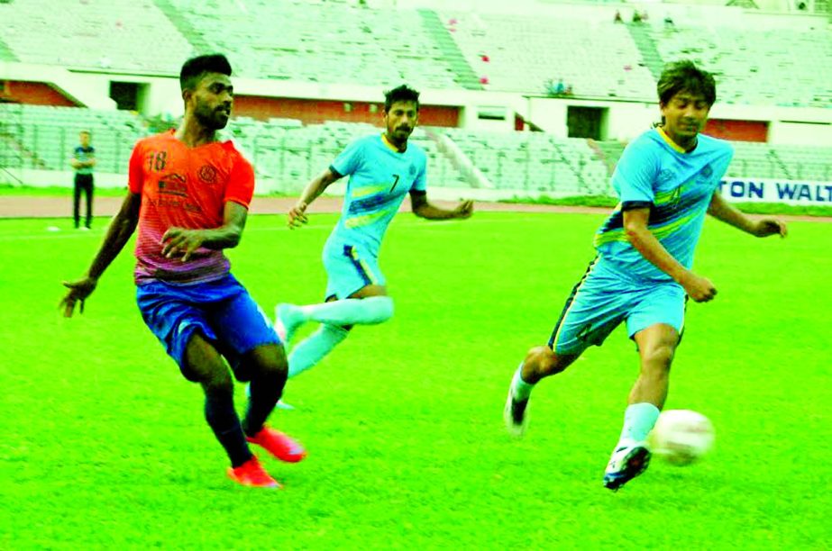 An action from the quarter-final match of the Walton Federation Cup Football between Dhaka Abahani Limited and Brothers Union Limited at the Bangabandhu National Stadium on Friday. Dhaka Abahani Limited won the match 2-1.