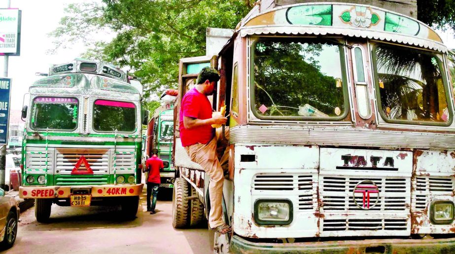 Hundreds of goods-laden trucks got stuck at Petrapole-Benapole Port areas on both border areas due to announcement of National Budget 2017-18 FY on Thursday.