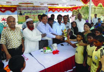 MANIKGANJ: Daulatpur Upazila Primary Education Officer Md Lutfur Rahman distributing prizes among the winners of Bangabandhu and Bangamata Gold Cup Football Tournament on Thursday.