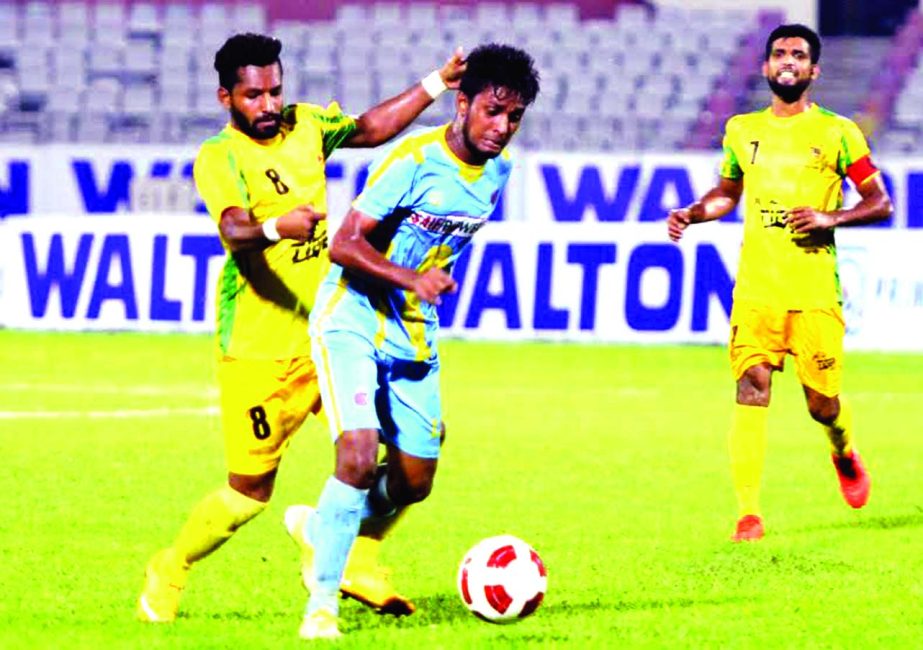 A moment of the semi-final match of the Walton Federation Cup Football between Chittagong Abahani Limited and Rahmatganj MFS at the Bangabandhu National Stadium on Friday. Chittagong Abahani Limited beat Rahmatganj MFS by a solitary goal.