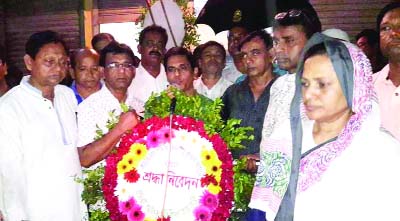 RAJBARI: Alhaj Kazi Kermat Ali MP and other local elite placing wreaths at the coffin of senior journalist Himangsu Kumar Shaha recently.