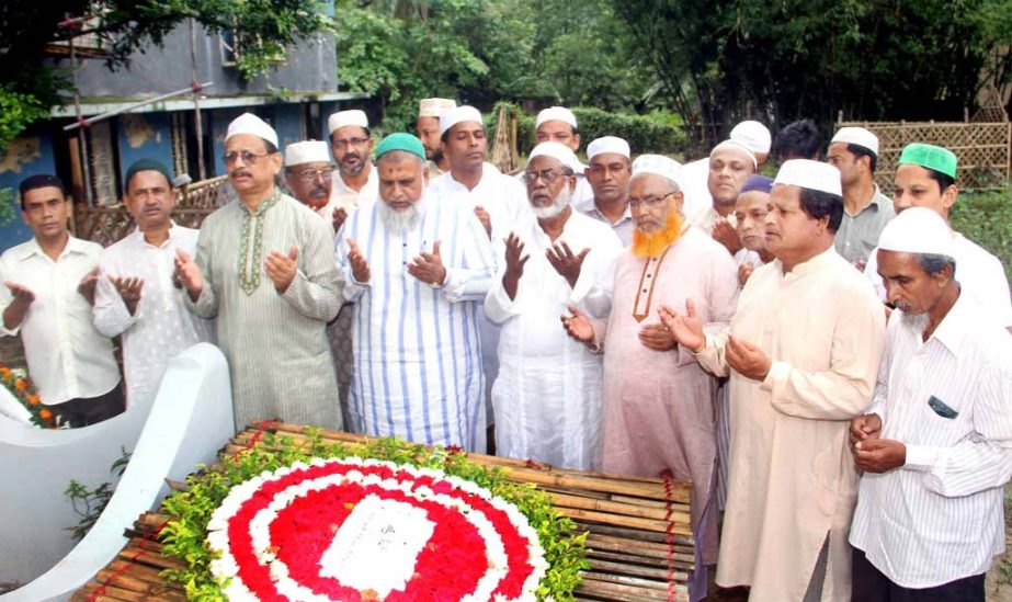 Leaders of Chittagong Awami League offering Munajat at the graveyard of AL leader Liakat Ali Khan yesterday .