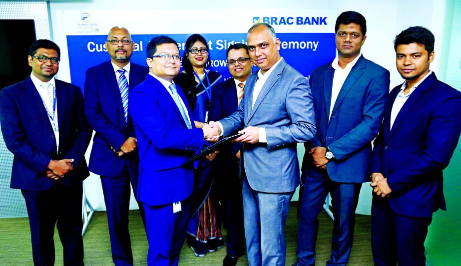 Tareq Refat Ullah Khan, Head of Corporate Banking of BRAC Bank Limited and Ehsanul Kabir, CEO of Strategic Equity Management Limited, exchanging agreement signing documents on "SEML FBLSL Growth Fund" at the bank head office in the city on Sunday. Senio