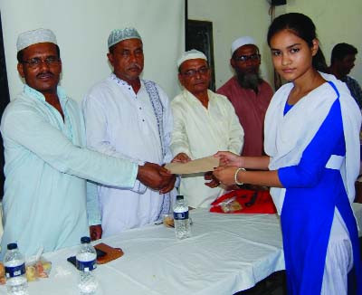 MANIKGANJ: Social activist and freedom fighter Md Abdul Kader distributing money of Prof Dr MA Jaman Scholarship among the meritorious students at Daulatpur PS Model High School as Chief Guest recently.