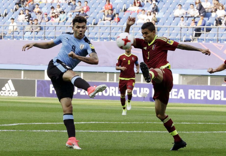Uruguay's Nicolas Schiappcasse (left) fights for the ball against Venezuela's Eduin Quero during their semi-final match in the FIFA U-20 World Cup Korea 2017 at Daejeon World Cup Stadium in Daejeon, South Korea on Thursday.