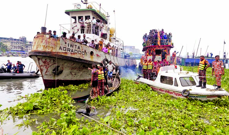 Divers of Fire Services searching for the capsized trawler in the Buriganga river at Hasnabad area in Dakshin Keraniganj on Tuesday.
